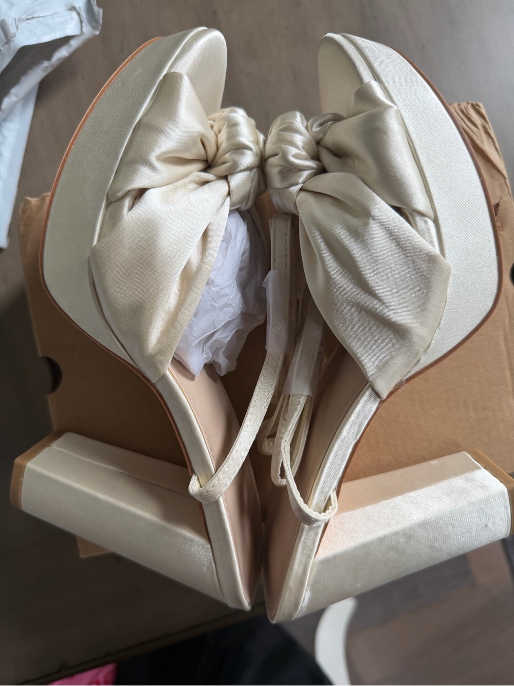 Coutgo Elegant Ivory Satin Platform Sandals with Knotted Bow size8.5 4.5 in heel